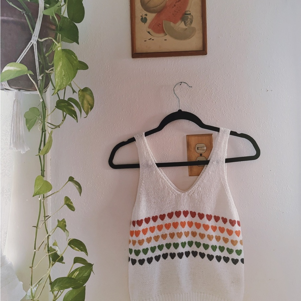 Moon & Madison White Knit Tank Top with Colorful Heart Pattern sz. XS